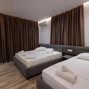 Hotel Rest Hour ***